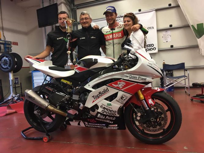 La foto del team DB Corse dopo la vittoria finale (foto di C. Olivieri)