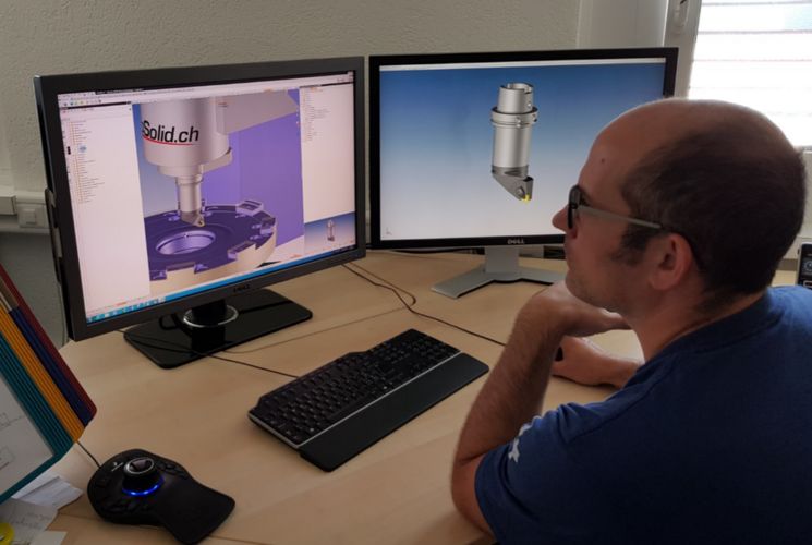 Hansruedi Ebeling: Programmierplatz mit Maschinenraumsimulation und 3D Werkzeuggrafik. Die Werkzeugorientierung erfolgt über einen dynamischen Schalter in TopSolid 7, somit muss das Werkzeug nicht manuell in die richtige Winkellage gebracht werden.